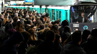 Gr&egrave;ve: m&eacute;tro tr&egrave;s perturb&eacute; &agrave; Paris mais pas de cohue