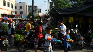 La Birmanie marque la f&ecirc;te de l'eau dans les ruines du s&eacute;isme