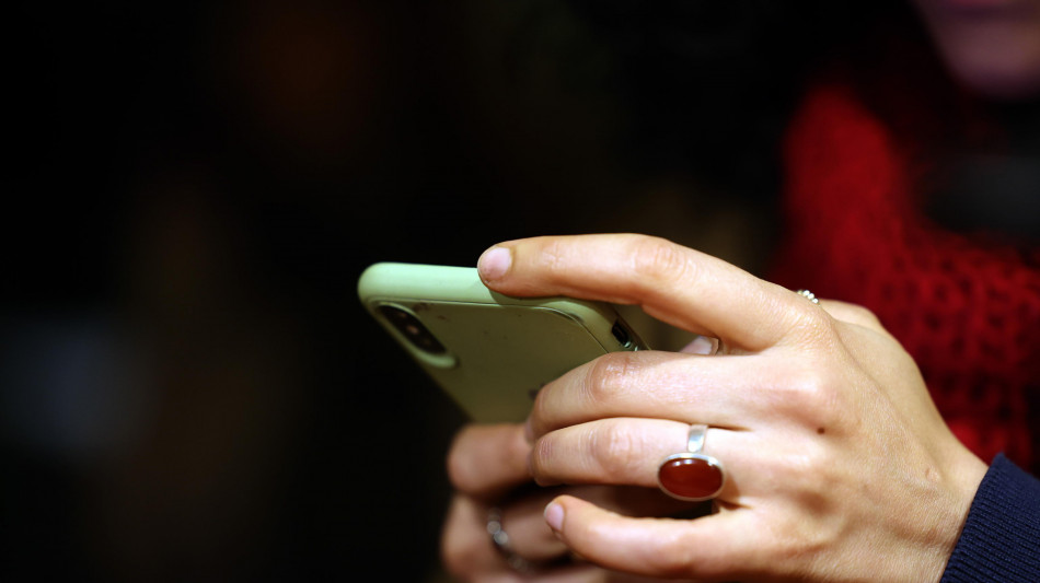 In 10 anni dati smartphone +2.258%, crolla l'uso del fisso