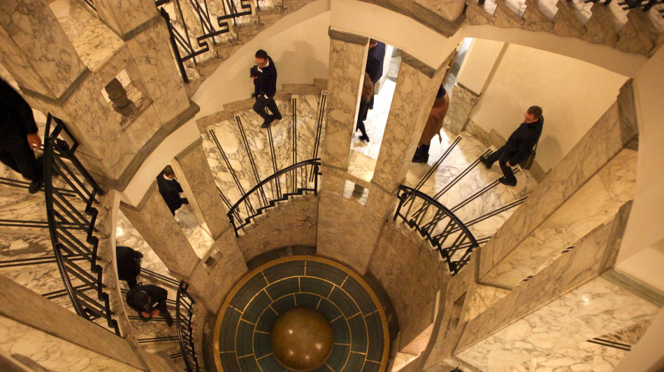 Borsa: Milano chiude in ribasso, -0,24%