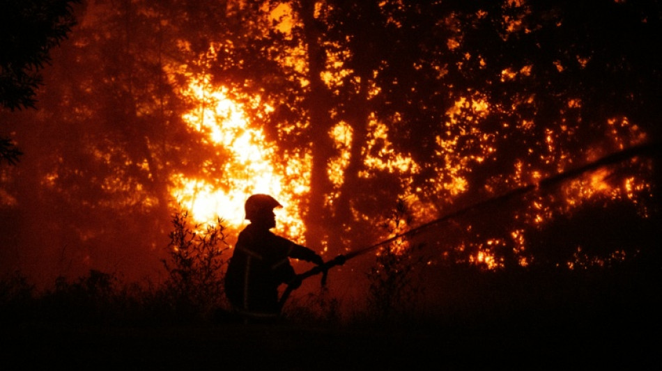  Cientos de personas escapan en barco de un incendio en el suroeste de Francia 