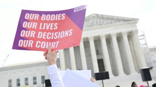 La gobernadora de Arizona promulga una ley que deroga la prohibici&oacute;n de 1864 contra el aborto