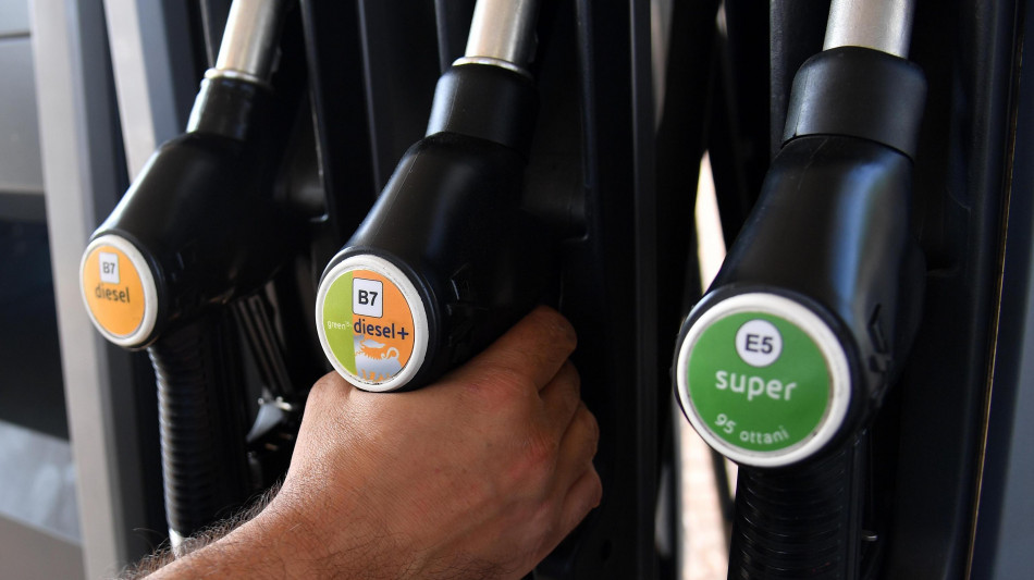  Mimit, prezzi carburanti stabili, benzina a 1,930 euro al litro 