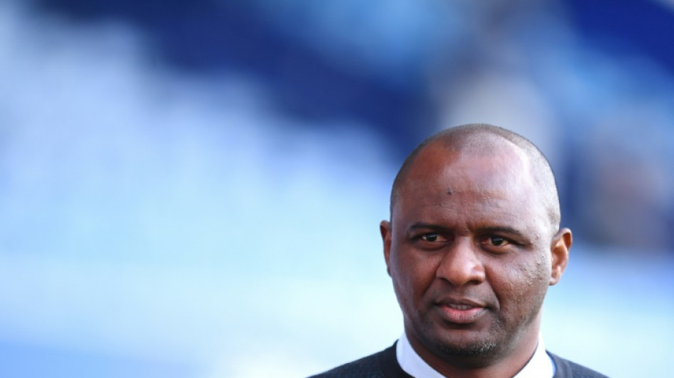 Angleterre: pris &agrave; partie, Patrick Vieira envoie au sol un supporter d'Everton