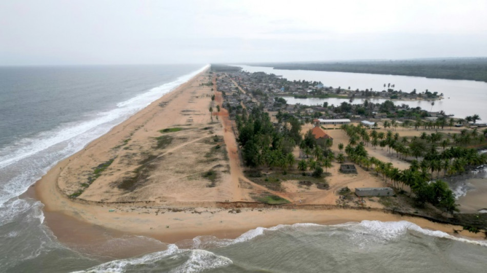 Sur le littoral ivoirien, exhumer ses proches face à la montée des eaux
