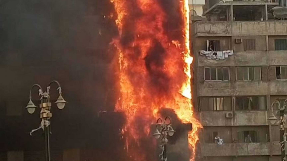  Incendio vicino a un commissariato al Cairo, alte fiamme ma nessun ferito 