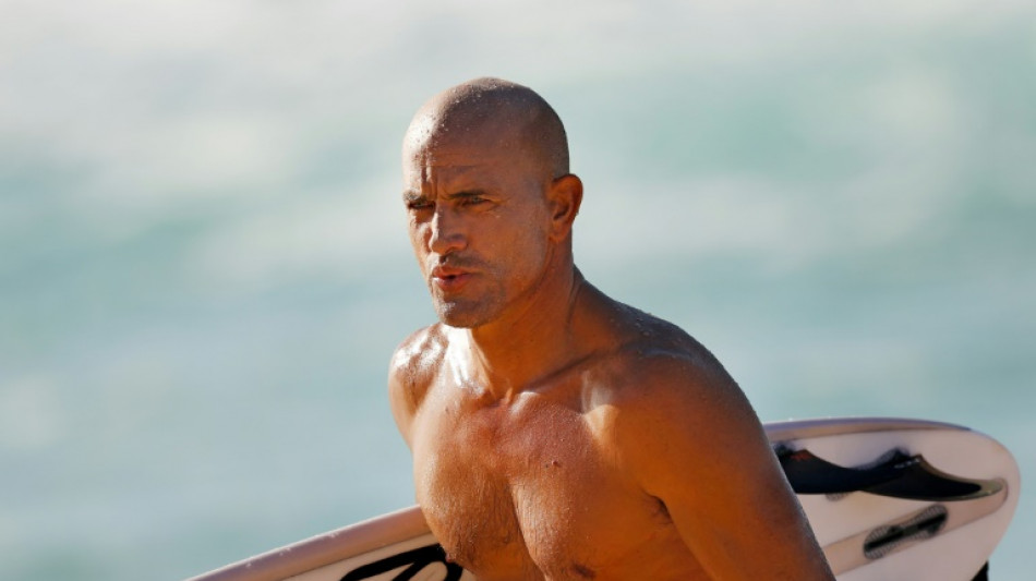 Surf: Kelly Slater rep&ecirc;ch&eacute; parmi l'&eacute;lite
