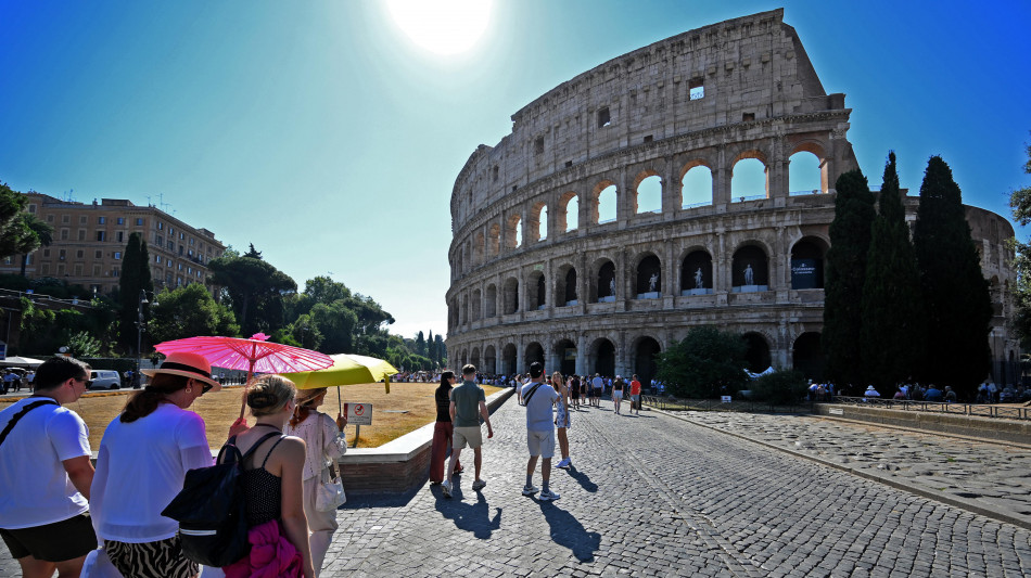  Sport: Nyt, 'caldo afoso, ma a Roma si gioca a curling con vista Colosseo' 