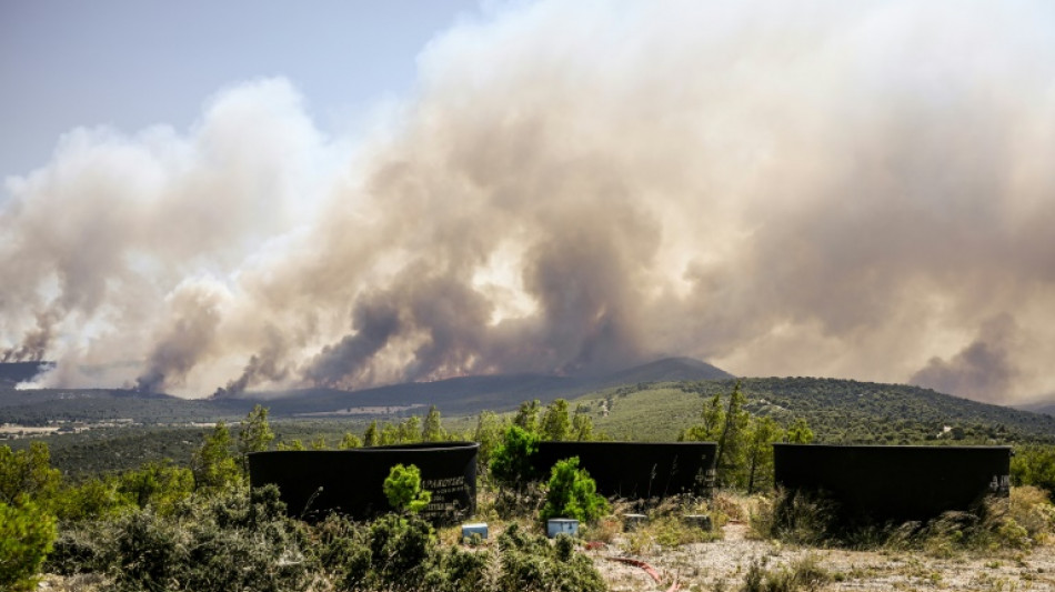 Los bomberos siguen luchando contra los incendios cerca de Atenas