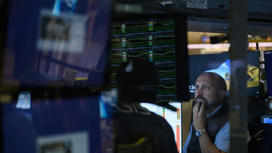 Wall Street termine en forte baisse, inqui&egrave;te de la r&eacute;action des consommateurs face &agrave; l'inflation