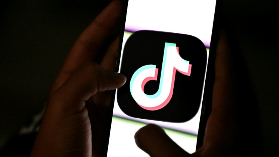 Sur TikTok, le business lucratif des faux comptes d'actualit&eacute;s 