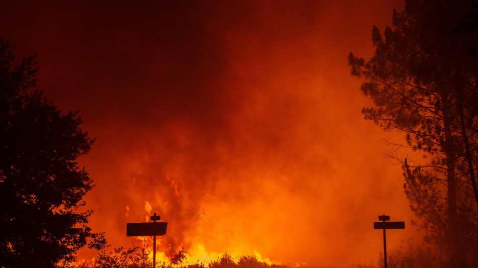  Oltre 220mila evacuati per gli incendi fra Francia e Spagna 