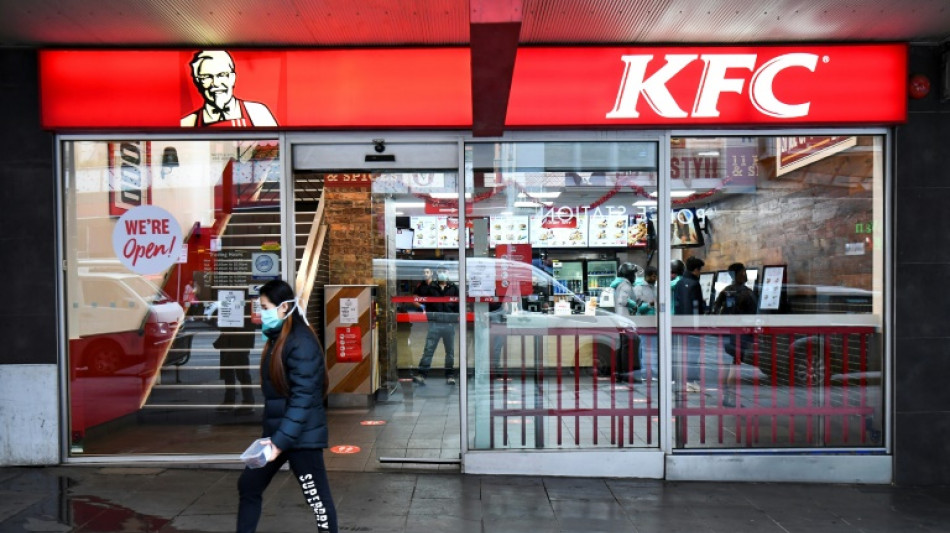 Fastfood-Kette KFC legt wegen Lieferproblemen statt Salat Wei&szlig;kohl in Burger