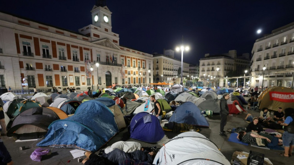  Almod&oacute;var visita acampamento de protesto contra crise habitacional na Espanha 
