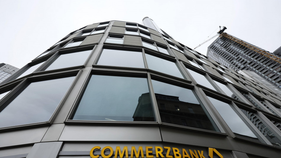  Commerzbank record anche nel semestre, l'utile a 1,8 miliardi 