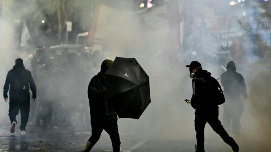  Manifestantes chocan con la polic&iacute;a en Argentina por un proyecto de ley a favor de la propiedad privada  