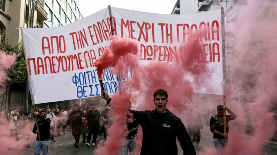  Estudantes, professores e funcion&aacute;rios p&uacute;blicos protestam na Gr&eacute;cia 