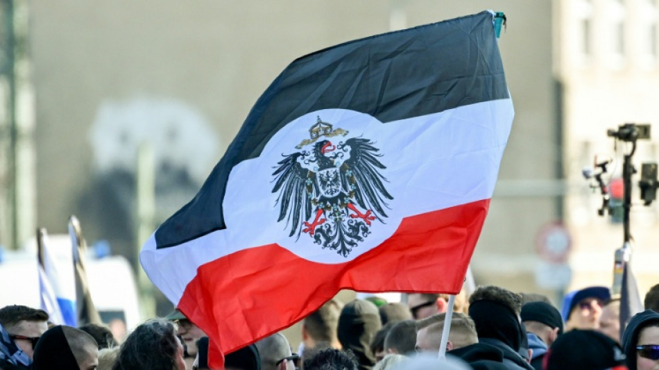  Mutma&szlig;lich rechtsextreme Aktion: Reichskriegsflaggen und Banner in Dortmund 