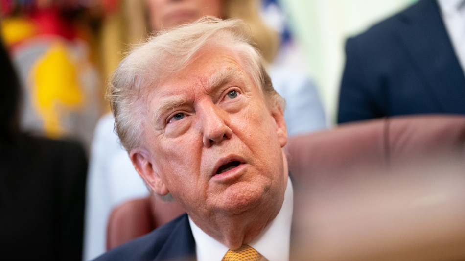  Trump: Stretto di Hormuz si aprir&agrave; molto presto, altrimenti colpi durissimi all'Iran 