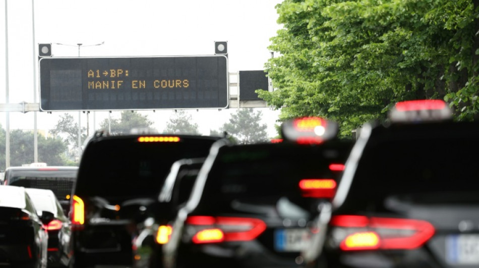 Taxis en grève: l'exécutif compte "taper fort" sur les VTC, négocie sur le transport de patients
