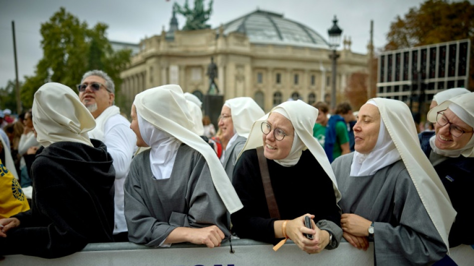 "Du bruit" et de la "joie" avant la messe du pape sur les Champs-Elys&eacute;es 