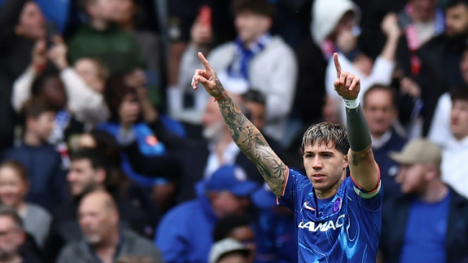 Chelsea vence o campe&atilde;o Liverpool (3-1) e segue na zona da Champions