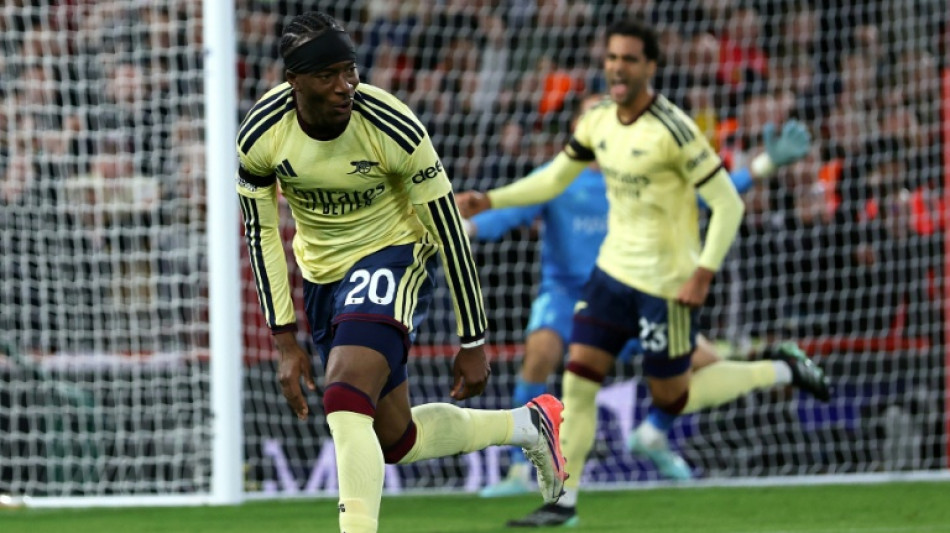  Arsenal strike late to keep pressure on Man City as Man Utd held 