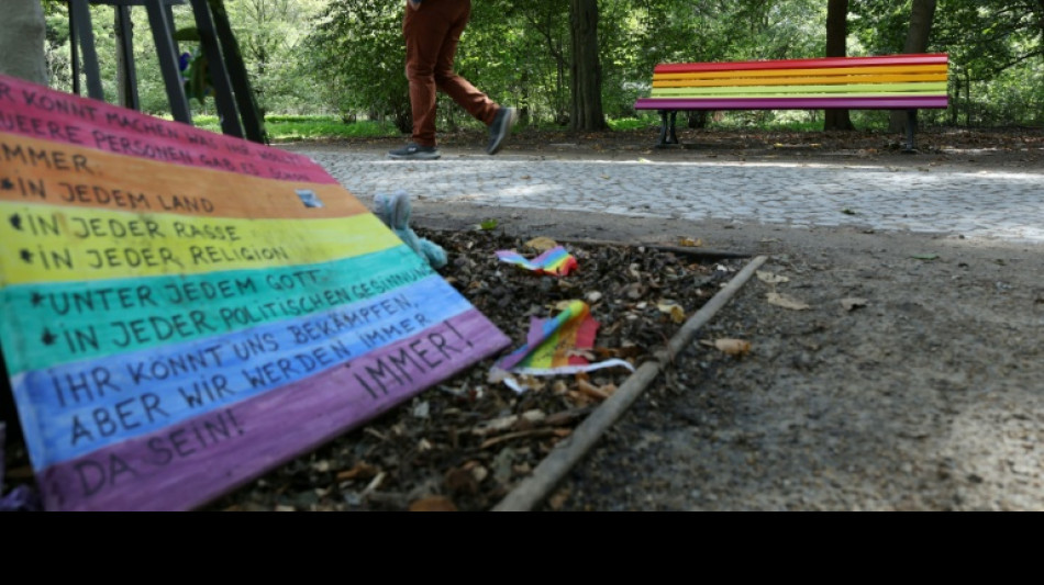  Gedenkort nach CSD-Anschlag: Regenbogenbank in Berliner Tiergarten beschmiert 