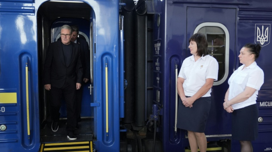 Starmer, condecorado por Zelenski en su &uacute;ltima visita a Ucrania como primer ministro 