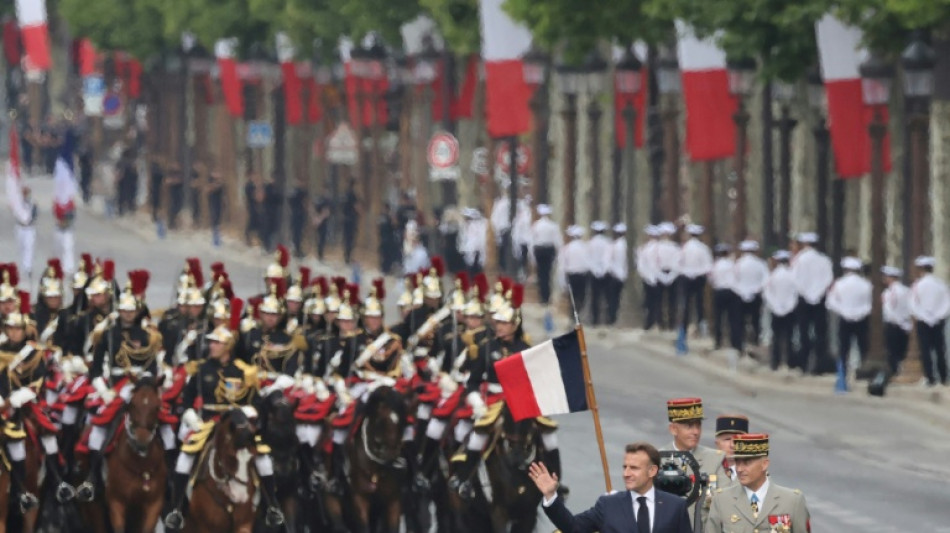  Merz und weitere Staats- und Regierungschefs bei Milit&auml;rparade in Paris  