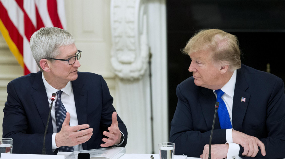 Trump minaccia dazi del 25% su Apple se non produce in Usa