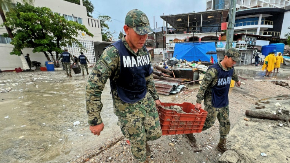 Huracán Erick se debilita mientras avanza por el oeste de México