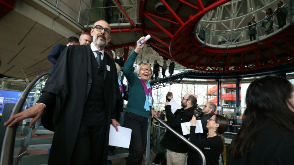 Climate hopes shift from politics to the courts 