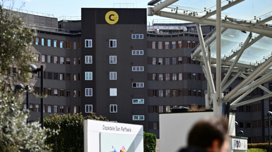 Italie: Berlusconi sort des soins intensifs, reste hospitalis&eacute;