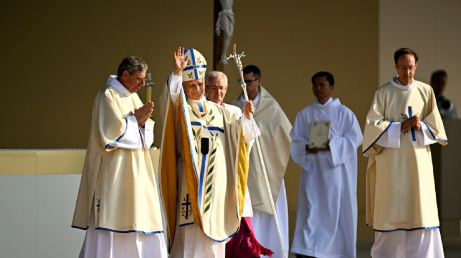  Apr&egrave;s la messe g&eacute;ante, le pape L&eacute;on XIV, acclam&eacute; par une mar&eacute;e humaine, part pour Lourdes 