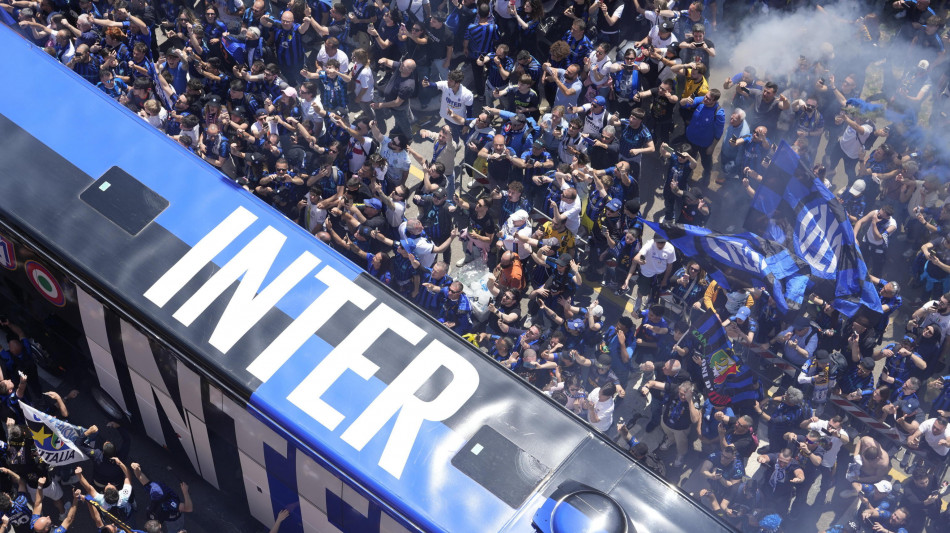  Inter parte la festa, fumogeni e cori dentro e fuori San Siro 
