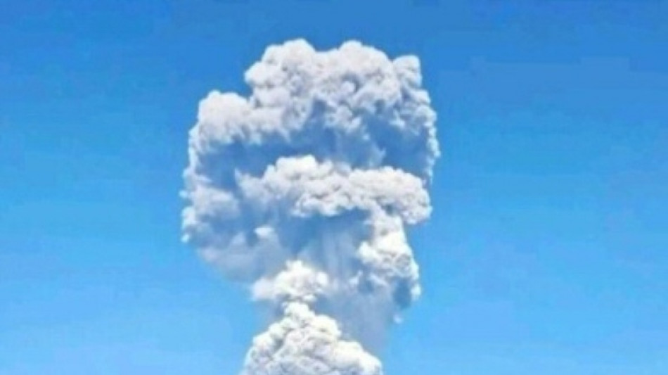  Indon&eacute;sie: trois randonneurs morts apr&egrave;s l'&eacute;ruption d'un volcan, dix disparus 