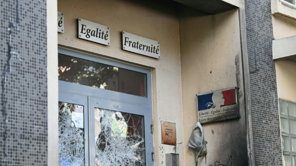  Sch&uuml;lerproteste in Frankreich: Jugendlichem wird von Polizei-Granate die Hand abgerissen 