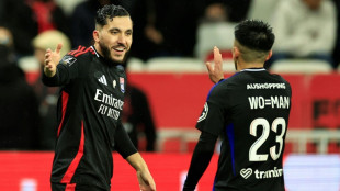 Em duelo entre equipes com treinadores suspensos, Lyon vence Nice no Franc&ecirc;s