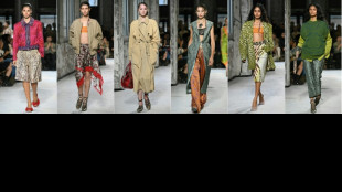 Sem seu mentor, Dries Van Noten mant&eacute;m o sarrafo alto nas passarelas de Paris