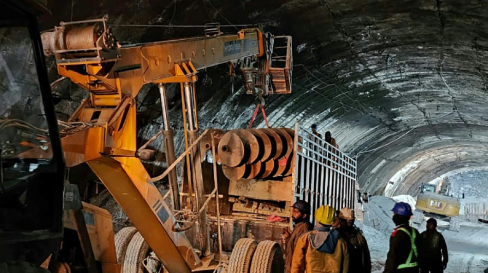 Oper&aacute;rios presos em t&uacute;nel na &Iacute;ndia recebem medicamentos