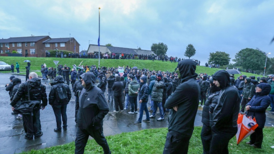  Thousands seek to thwart disputed N.Ireland flashpoint parade
 