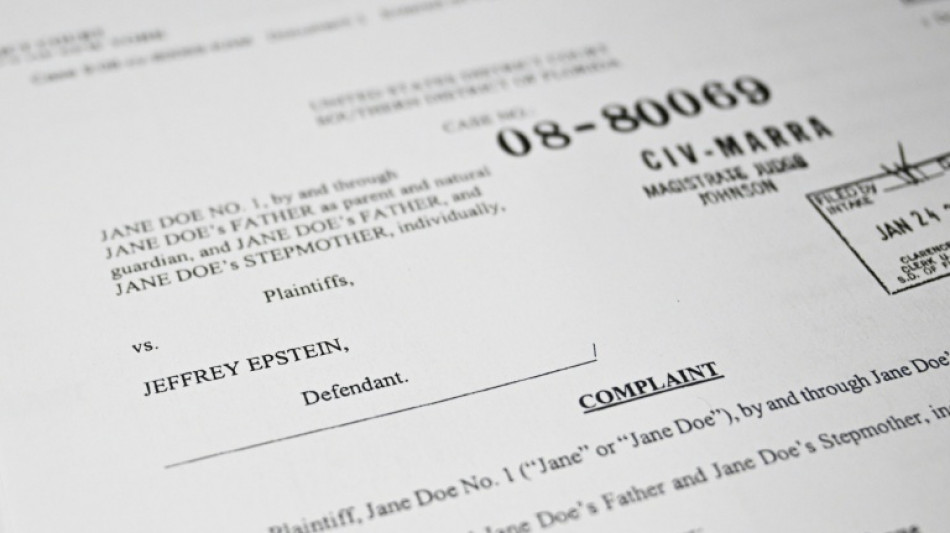 V&iacute;timas de Epstein criticam publica&ccedil;&atilde;o parcial e lenta de arquivos do caso nos EUA