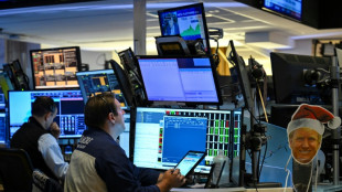 Wall Street demeure prudente, subit des prises de b&eacute;n&eacute;fices