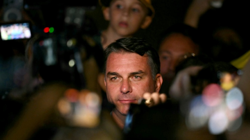  Fl&aacute;vio Bolsonaro se imp&otilde;e contra Lula, impulsionado por onda conservadora  