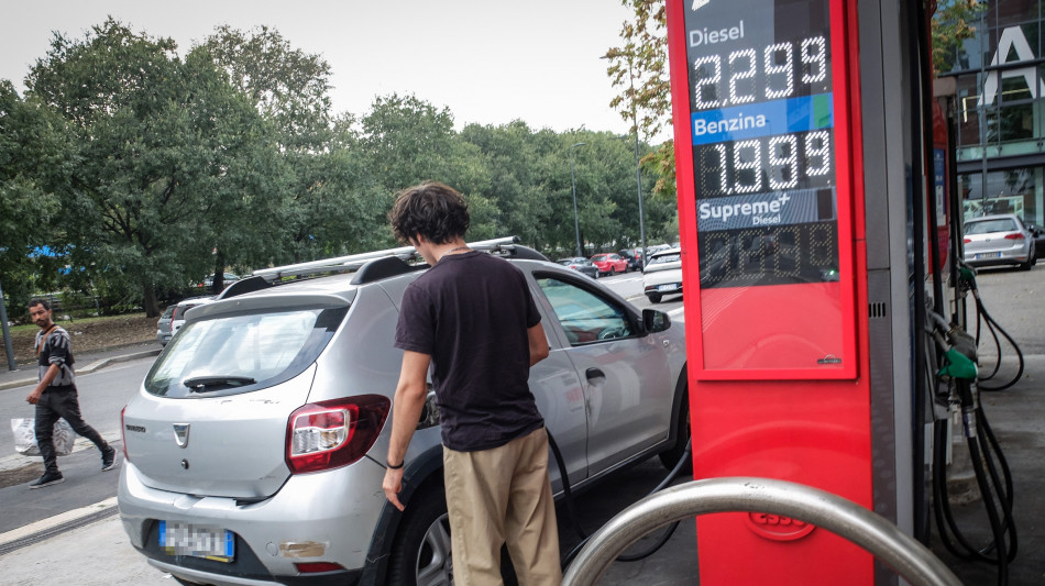  Mimit, prezzi carburanti in lieve calo, benzina a 2,014 euro 