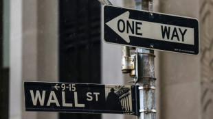Wall Street surmonte les mauvaises nouvelles, finit en ordre dispers&eacute;