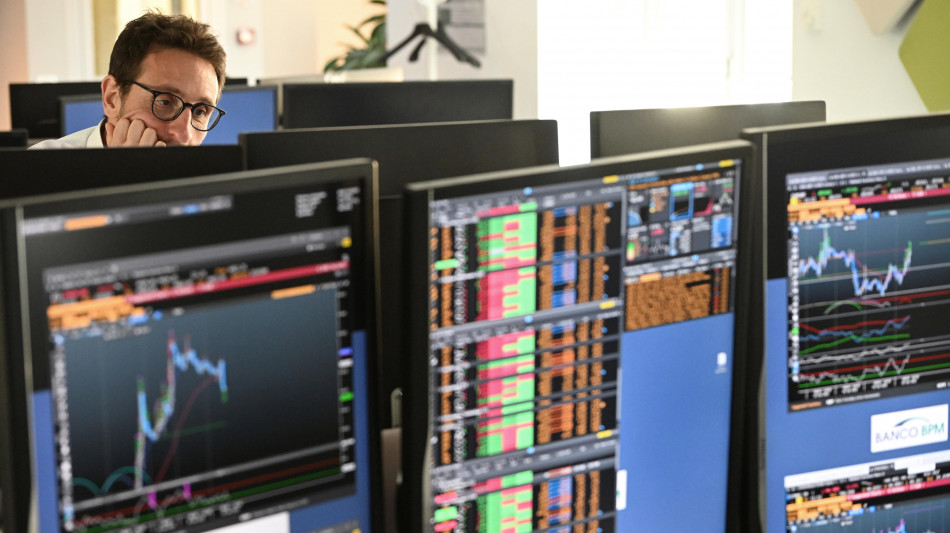 Borsa: Milano in frenata, bene Iveco e le banche, gi&ugrave; Stm