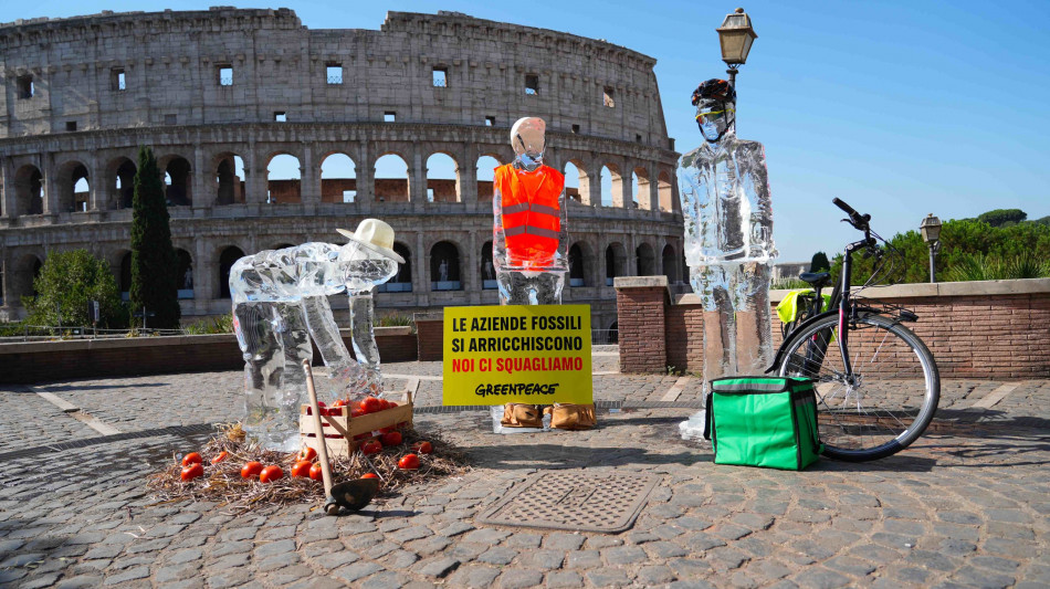  'Lavoratori di ghiaccio sciolti al sole', al Colosseo il flash mob di Greenpeace 