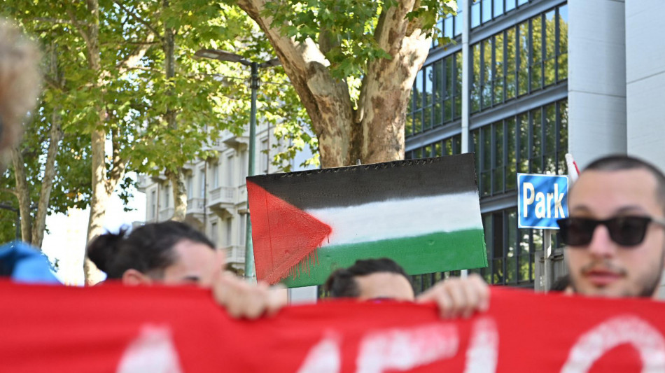 Devastate Officine Torino, domani Bezos e Von der Leyen